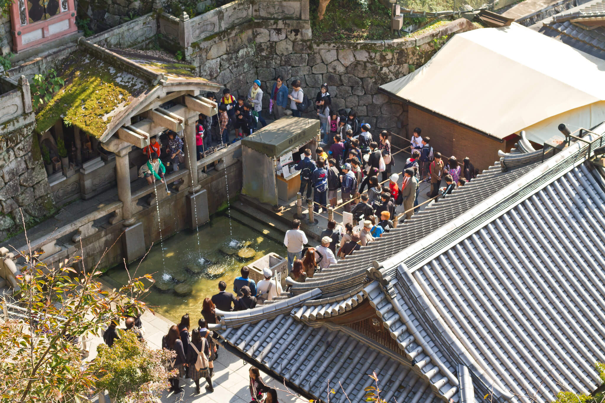 音羽の滝は京都・清水寺にあるパワースポット！歴史やご利益などを解説 | NEWT（ニュート）